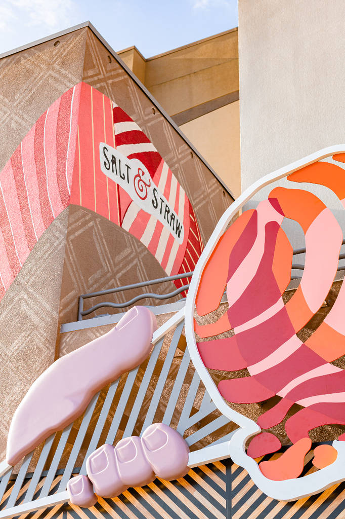 La imagen muestra el exterior de la heladería Salt & Straw.