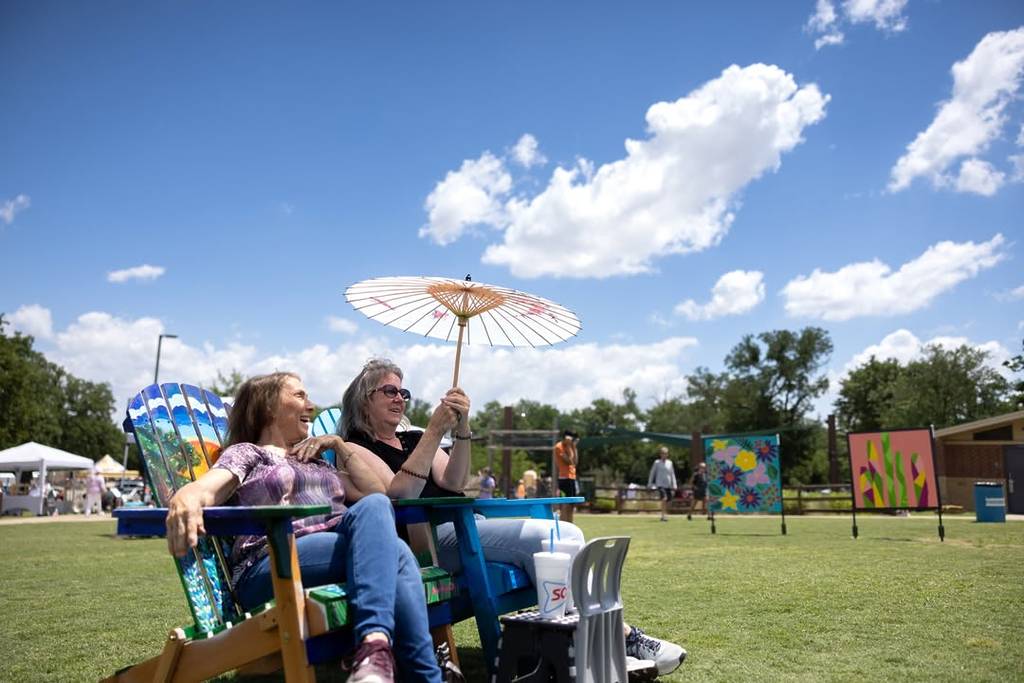 La imagen muestra un evento comunitario en Flower Mound, Texas.