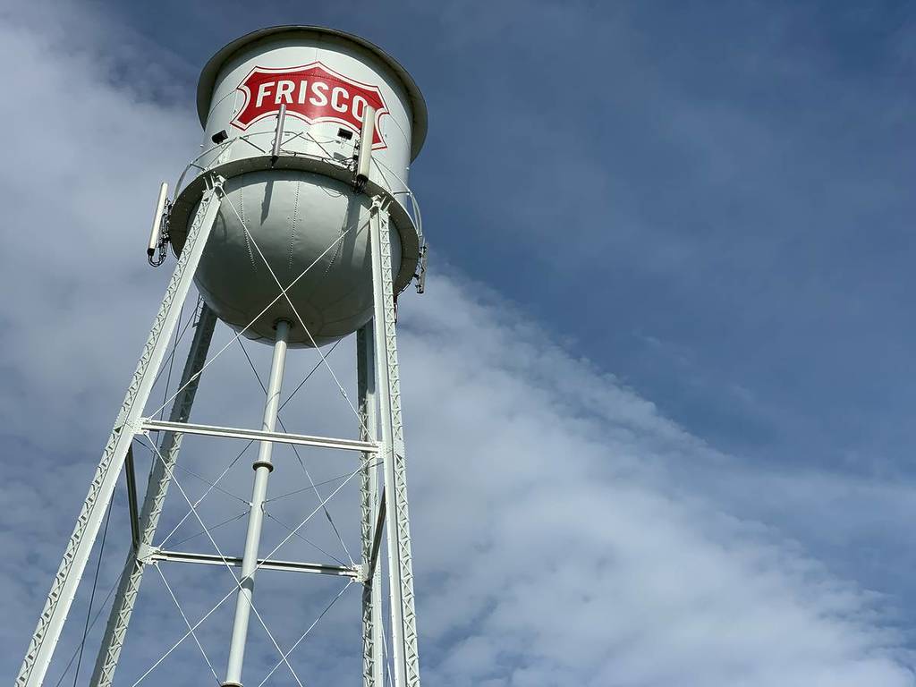La imagen muestra una torre de agua en Frisco, Texas.