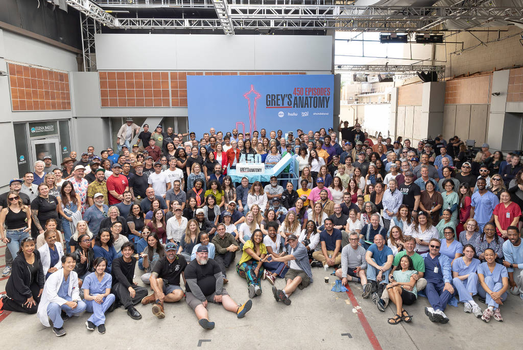 La imagen muestra al reparto y al equipo de Anatomía de Grey posando para una foto de grupo.