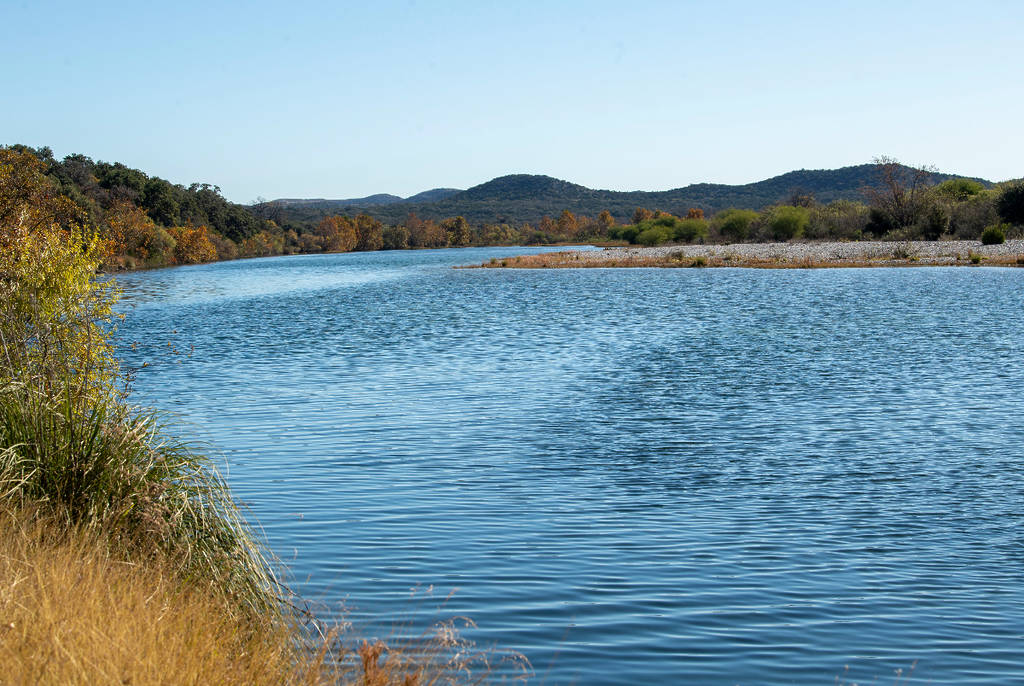 La imagen muestra un lago en el Parque Estatal Silver Lake, en Texas.