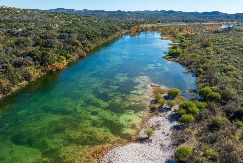 La imagen muestra el lago del Parque Estatal Silver Lake en Texas.