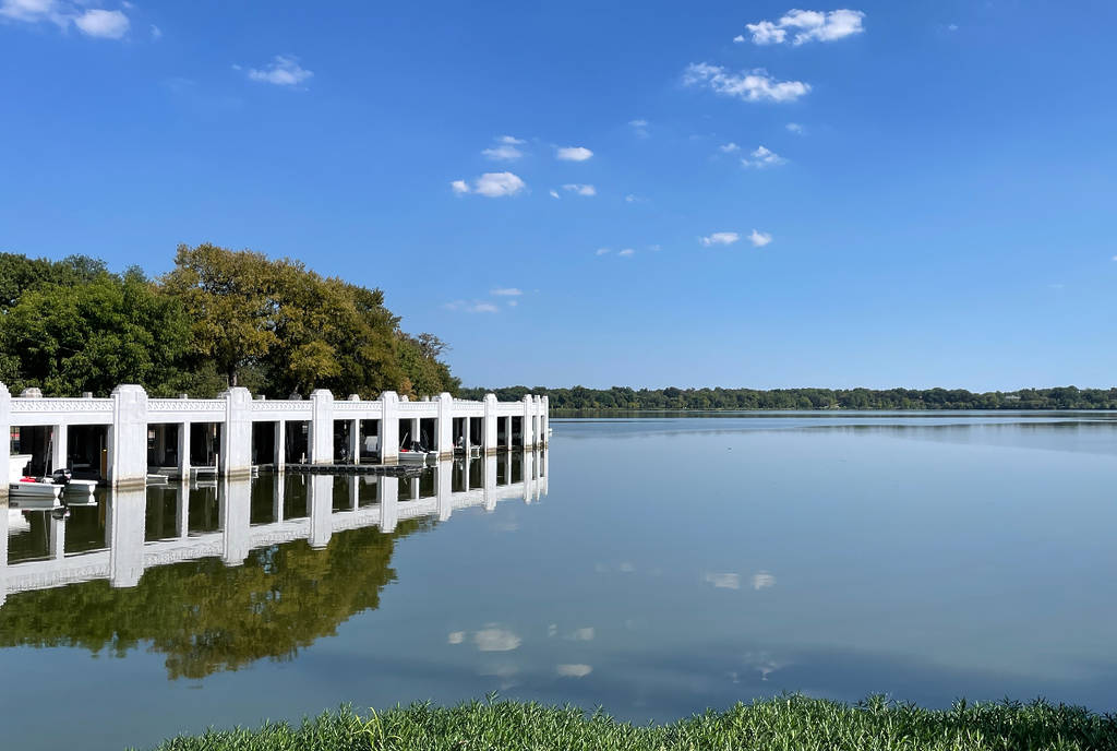 La imagen muestra el paseo marítimo del lago White Rock en Dallas.