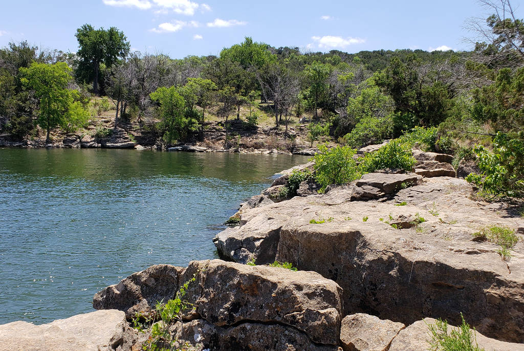 La imagen muestra el borde de un acantilado en el lago Possum Kingdom, en Texas.