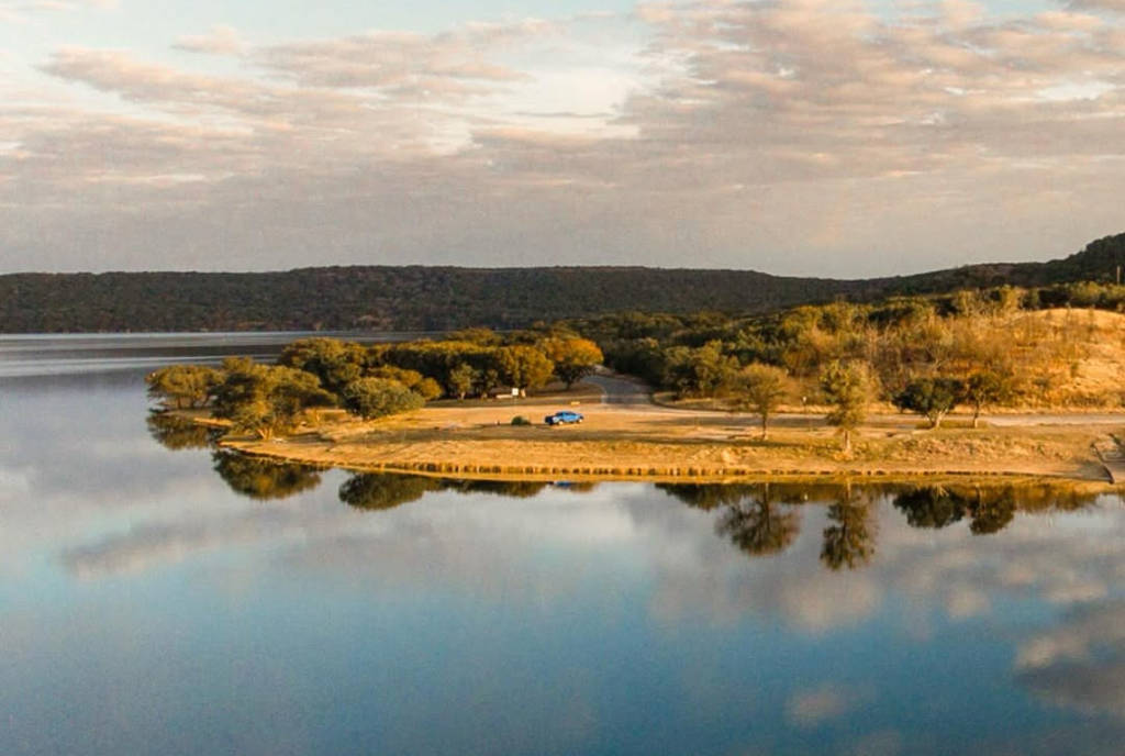 La imagen muestra el lago Possum Kingdom en Texas. 
