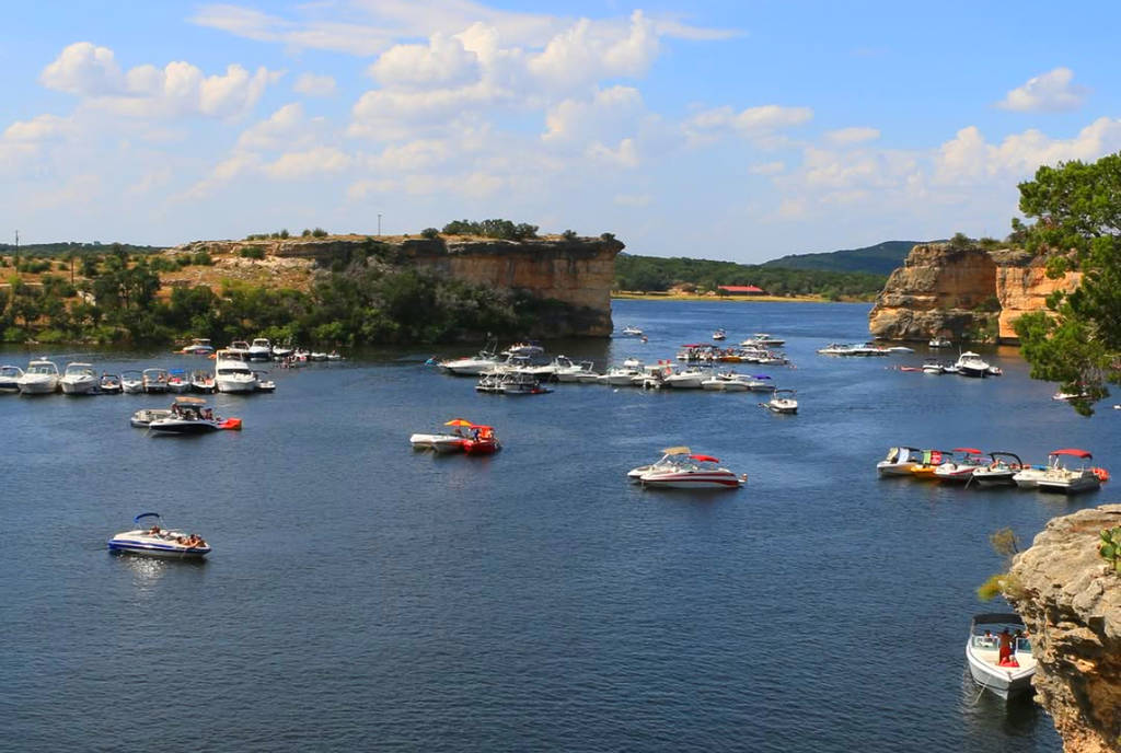 La imagen muestra barcos en el lago Possum Kingdom, en Texas. 