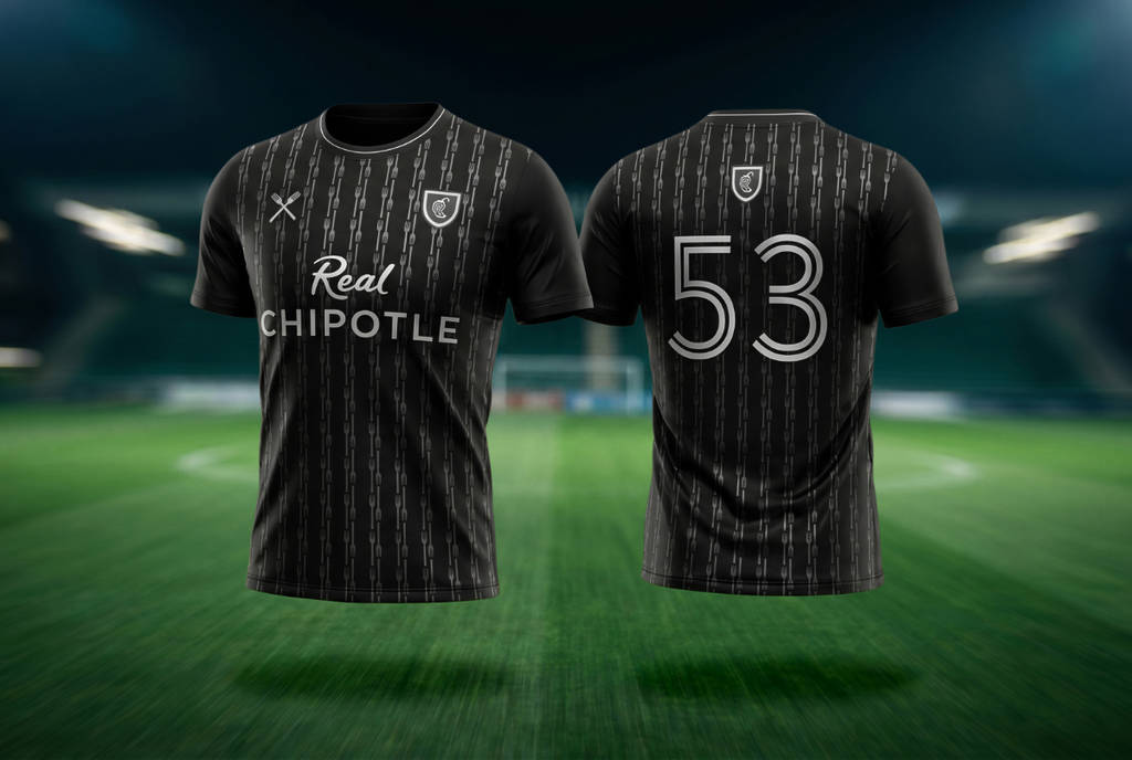 La imagen muestra las camisetas de fútbol de Chipotle de edición limitada con «Real Chipotle» en la parte delantera y «53» en la espalda. 