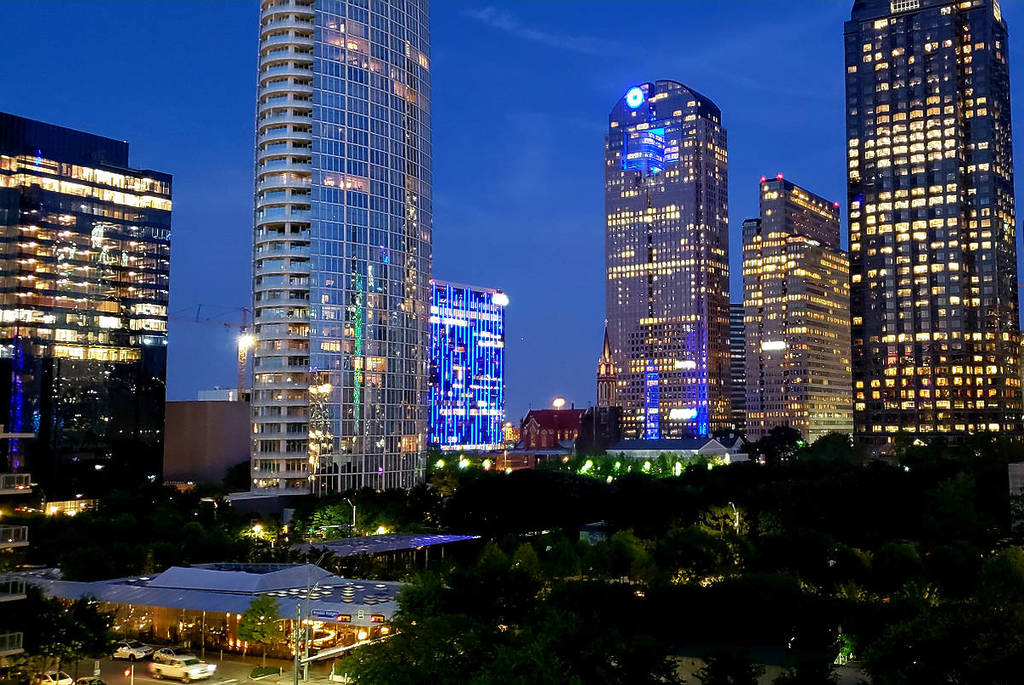 La imagen muestra el parque Klyde Warren de Dallas por la noche. 