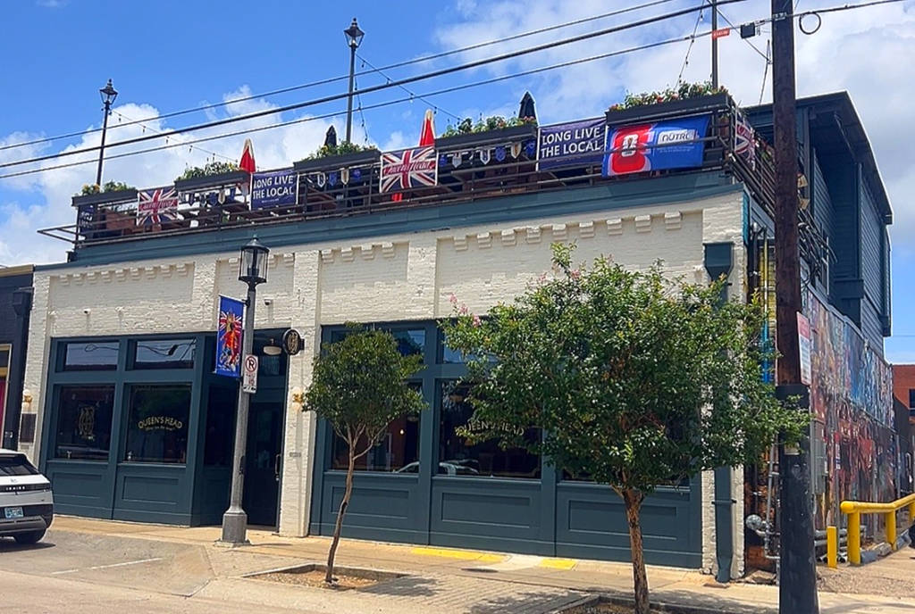 Image shows the exterior of Queen's Head Pub in Dallas. 