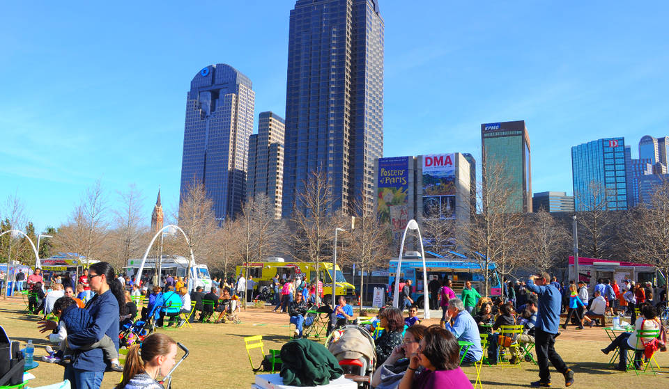 Este querido lugar del centro acoge un enorme mercado al aire libre con docenas de vendedores únicos de Texas