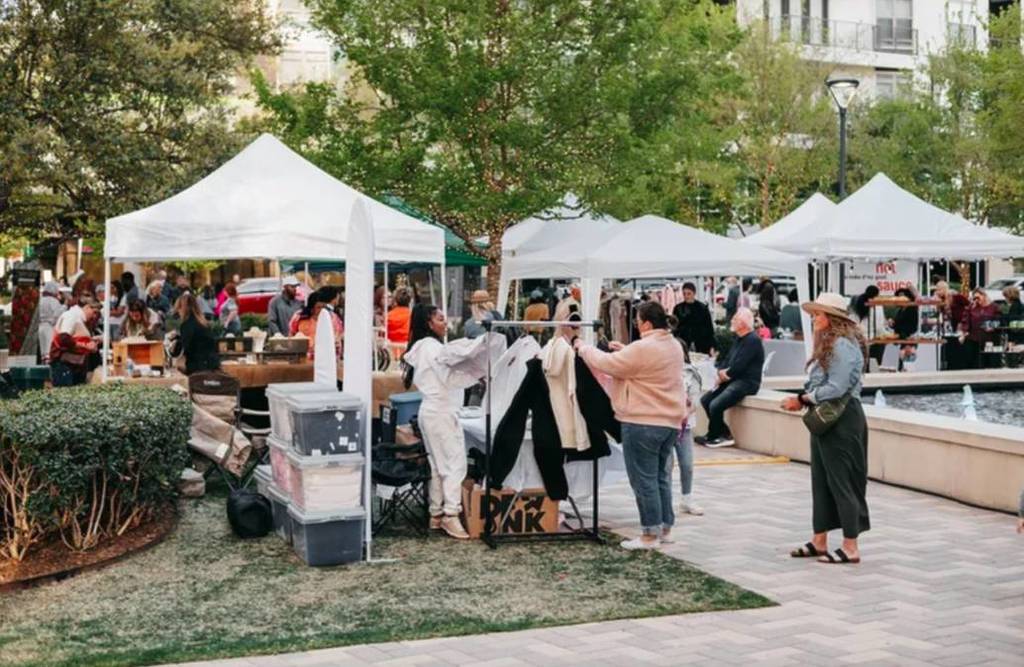 La imagen muestra el Boho Market en Dallas. 