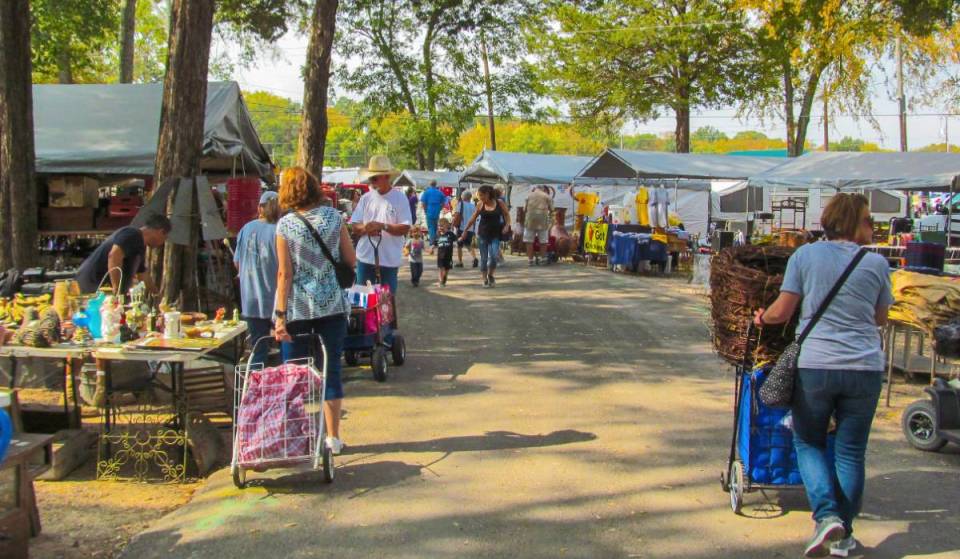 A solo una hora de Dallas: este mercado vintage de 450 acres es el más grande del mundo y cuenta con food trucks, antigüedades y música en directo