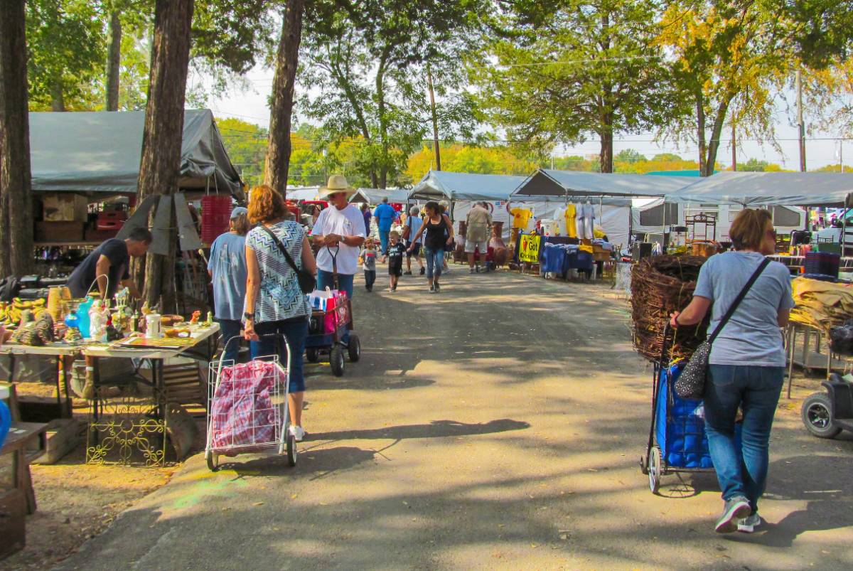 A solo una hora de Dallas: este mercado vintage de 450 acres es el más grande del mundo y cuenta con food trucks, antigüedades y música en directo