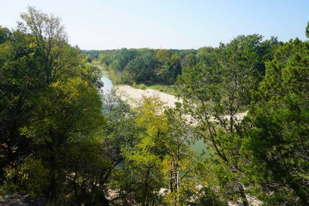 La imagen muestra el Blue Hole en el Parque Estatal Dinosaur Valley. 