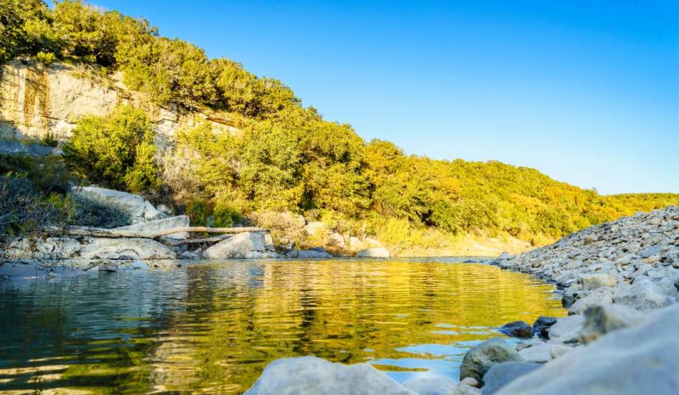 Este impresionante parque estatal está a solo 1,5 horas de Dallas, con un remanso de aguas cristalinas y huellas de dinosaurios