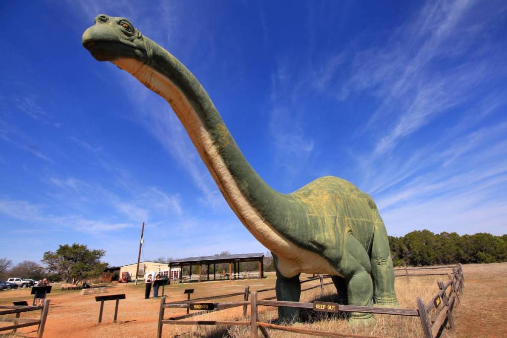 La imagen muestra una estatua de dinosaurio en el Parque Estatal Dinosaur Valley. 