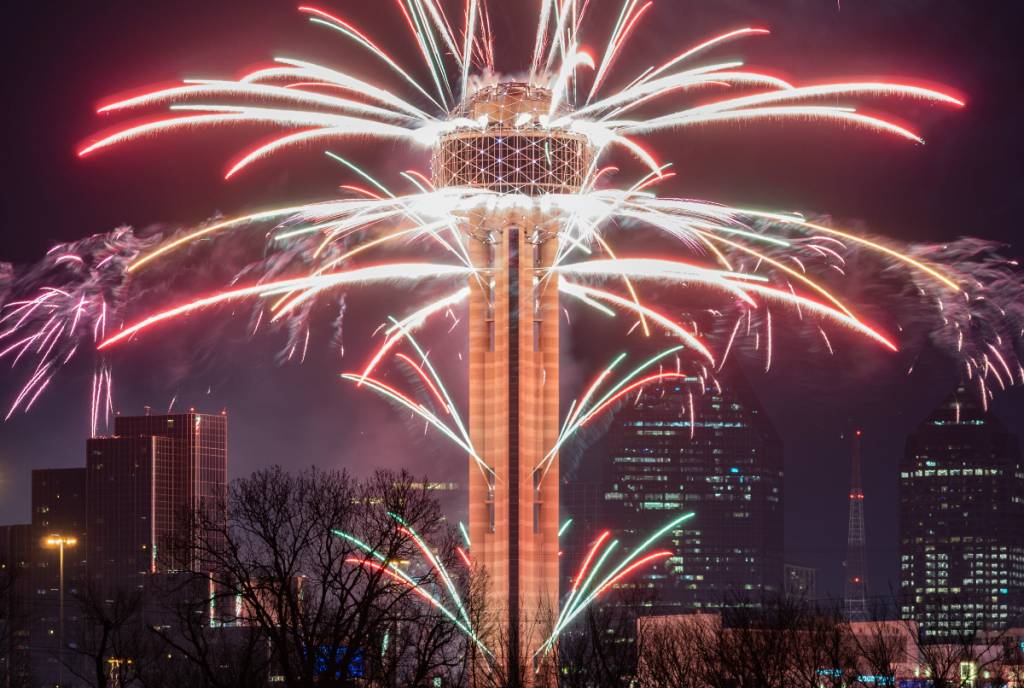 La imagen muestra los fuegos artificiales alrededor de la Reunion Tower en Dallas.