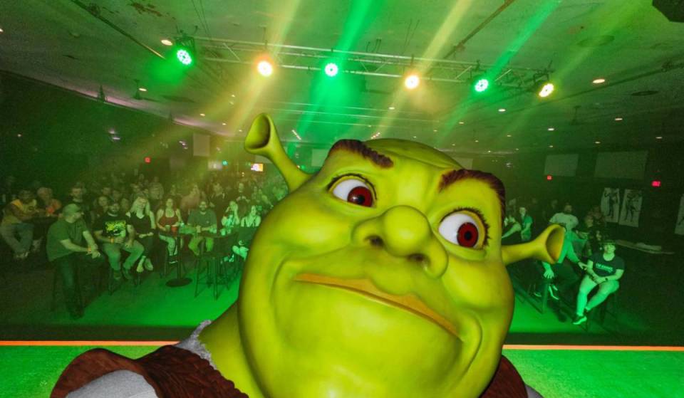 Este mes de julio, una parodia burlesca de Shrek «bañada en purpurina» y solo para adultos hace su debut en el norte de Texas