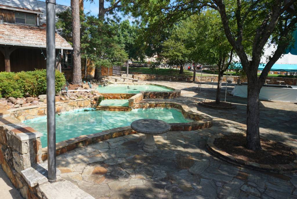 La imagen muestra una vista exterior del Old Mill Inn en Fair Park, Dallas. 