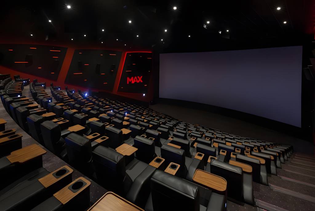 La imagen muestra el interior de una sala IMAX.
