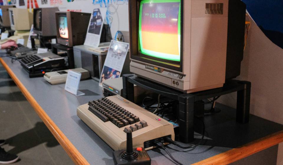 El enorme museo iluminado con neones cerca de Dallas dedicado por completo a los videojuegos retro