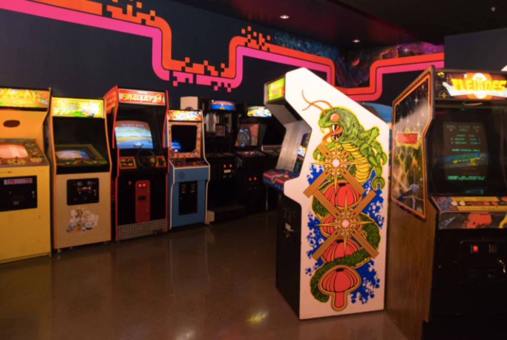 La imagen muestra máquinas recreativas en el Museo Nacional del Videojuego. 