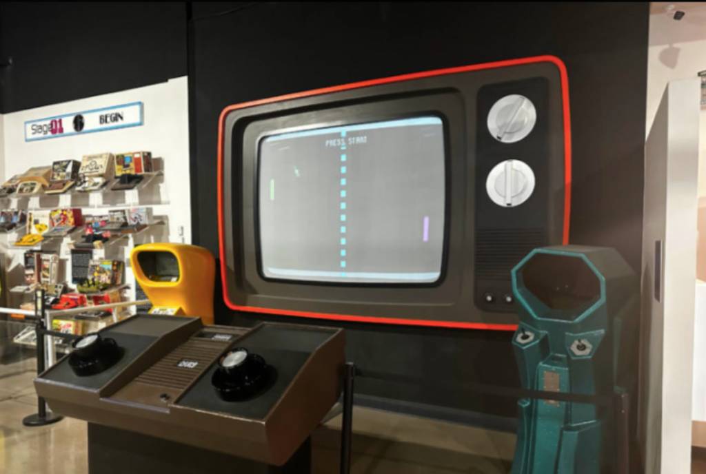 La imagen muestra el Pong gigante del Museo Nacional del Videojuego. 