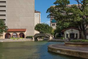 «La pequeña Venecia de Texas»: a menos de 30 minutos de Dallas, esta localidad a orillas del lago cuenta con canales, paseos empedrados y paseos en góndola