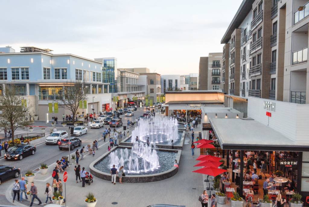 La imagen muestra Legacy West en Plano, Texas. 