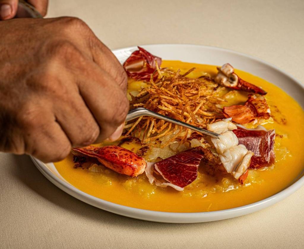 La imagen muestra un plato tal y como se sirve en el BCN Taste & Tradition de Houston. 