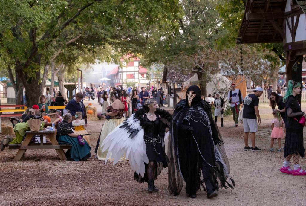 La imagen muestra a visitantes disfrazados en el festival de Scorborough's Hollow.