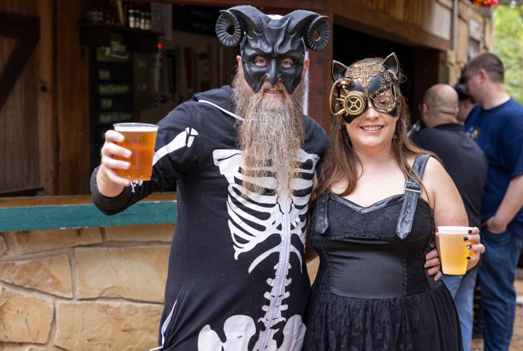 La imagen muestra a dos visitantes disfrazados posando para una foto en Scarborough's Hollow.