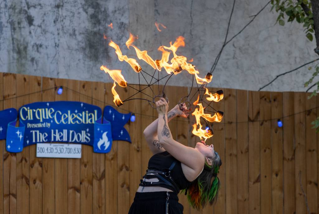 La imagen muestra a un artista del fuego en Scarborough's Hollow.