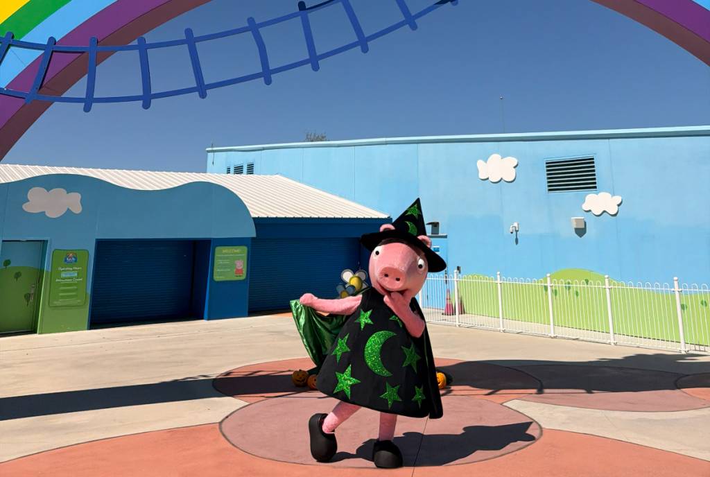 La imagen muestra a un personaje de Peppa Pig con un disfraz de Halloween.