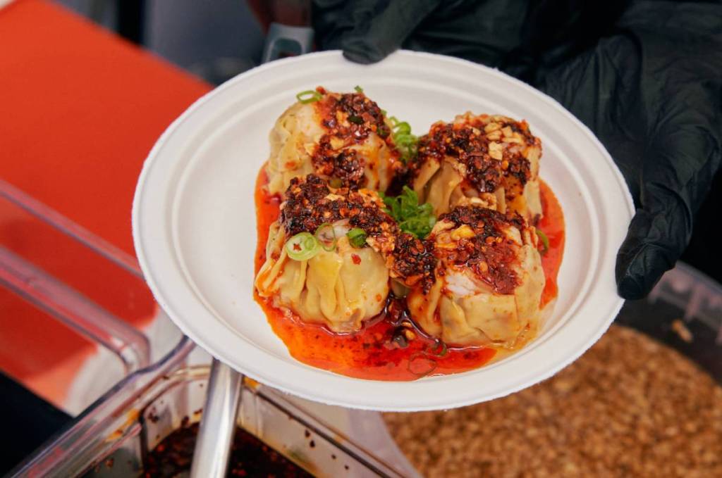 La imagen muestra un plato de empanadillas al estilo chino.