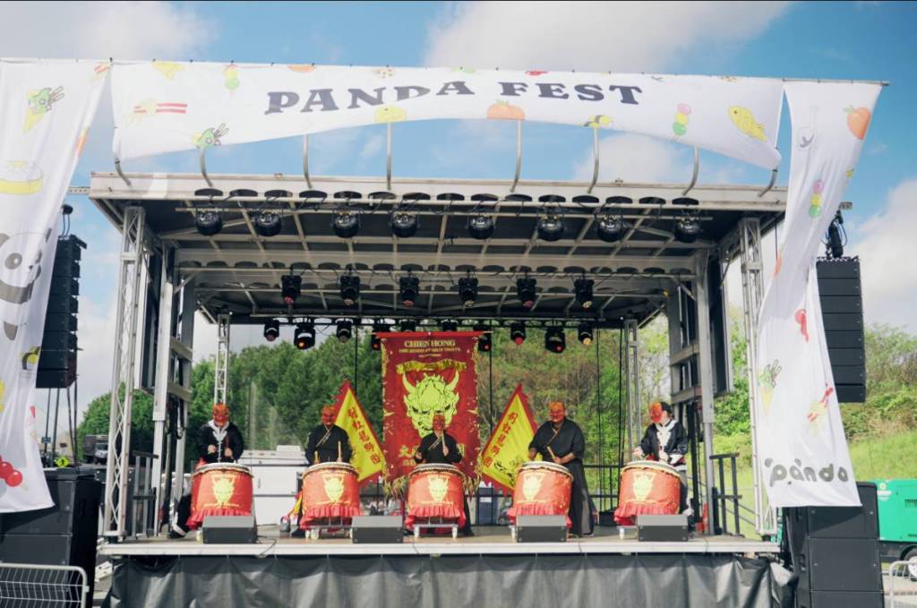 La imagen muestra un escenario del Panda Fest.