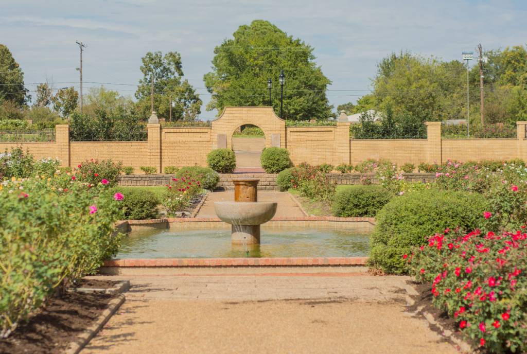 La imagen muestra la entrada al Jardín de las Rosas de Tyler.