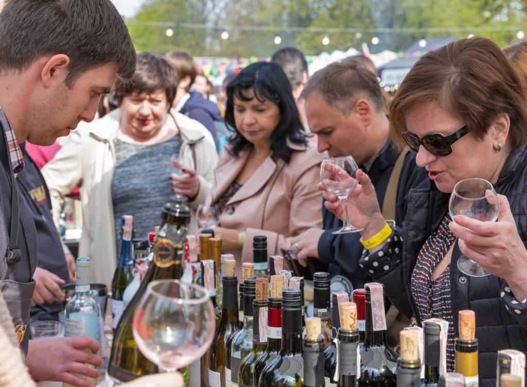 La imagen muestra a los asistentes al Festival Italiano de DFW. 