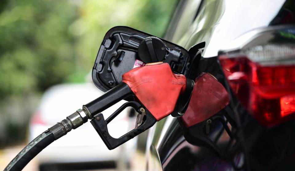 Texas gas prices dips as U.S. fall average stays at record highs
