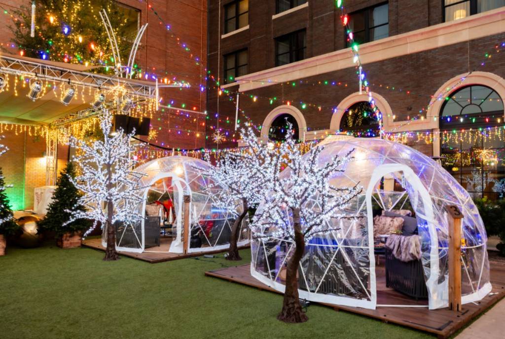La imagen muestra las burbujas de invierno iluminadas. 