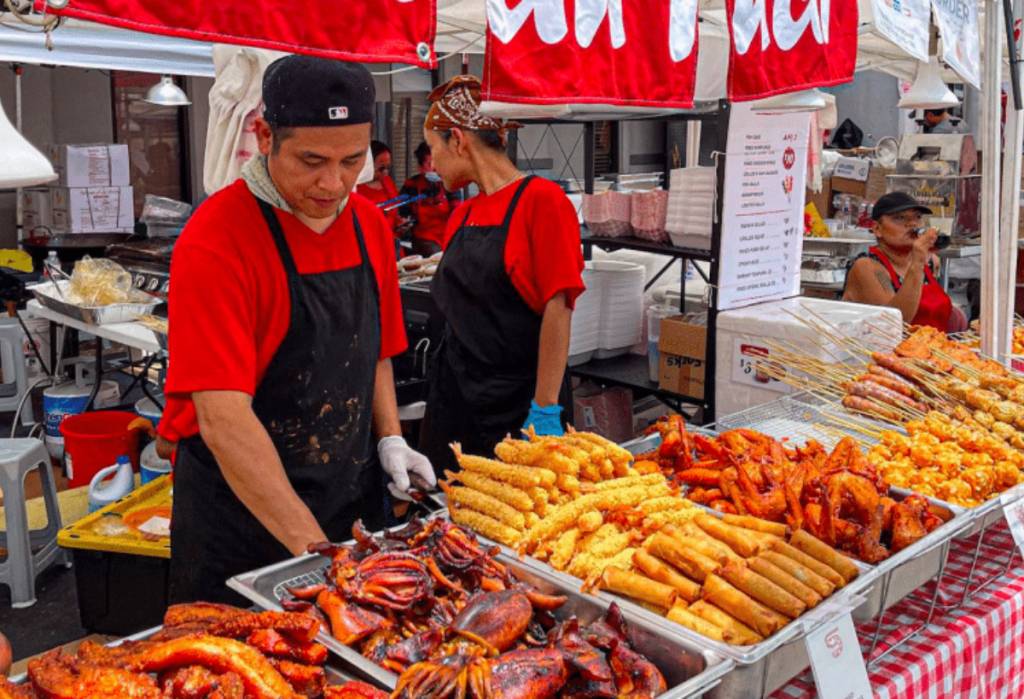 La imagen muestra a un vendedor en el Otaku Food Festival.