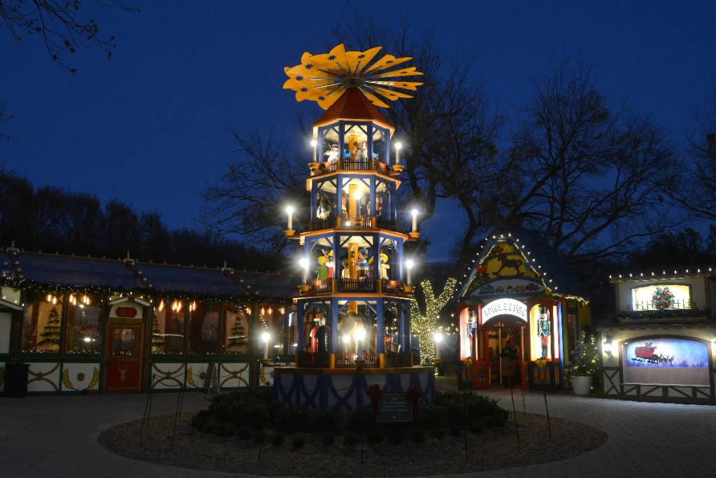 La imagen muestra una estructura de «Holiday at the Arboretum» en el Arboreto de Dallas.