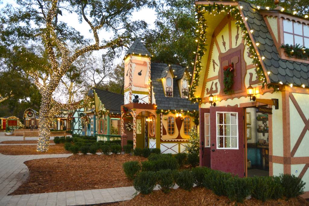 La imagen muestra «Holiday at the Arboretum».
