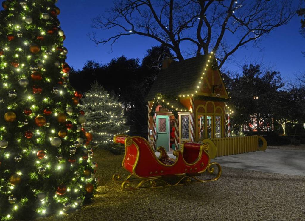 La imagen muestra la decoración navideña del Arboreto de Dallas.