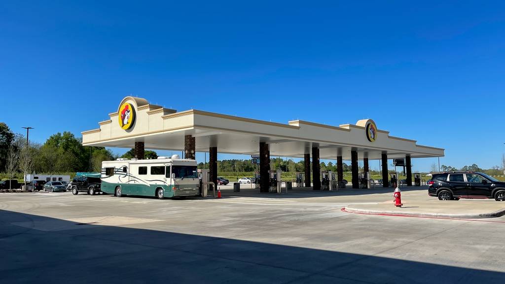 he exterior of a Buc ees gas station, fast food restaurant, and convenience store with food, beverages, snacks, knick knacks, and clothing.