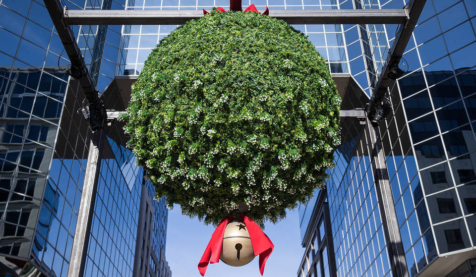 Calling All Couples In The D.C. Area – Downtown DC Is Planning To Break A Guinness World Record For The Most Couples Kissing Under The Mistletoe