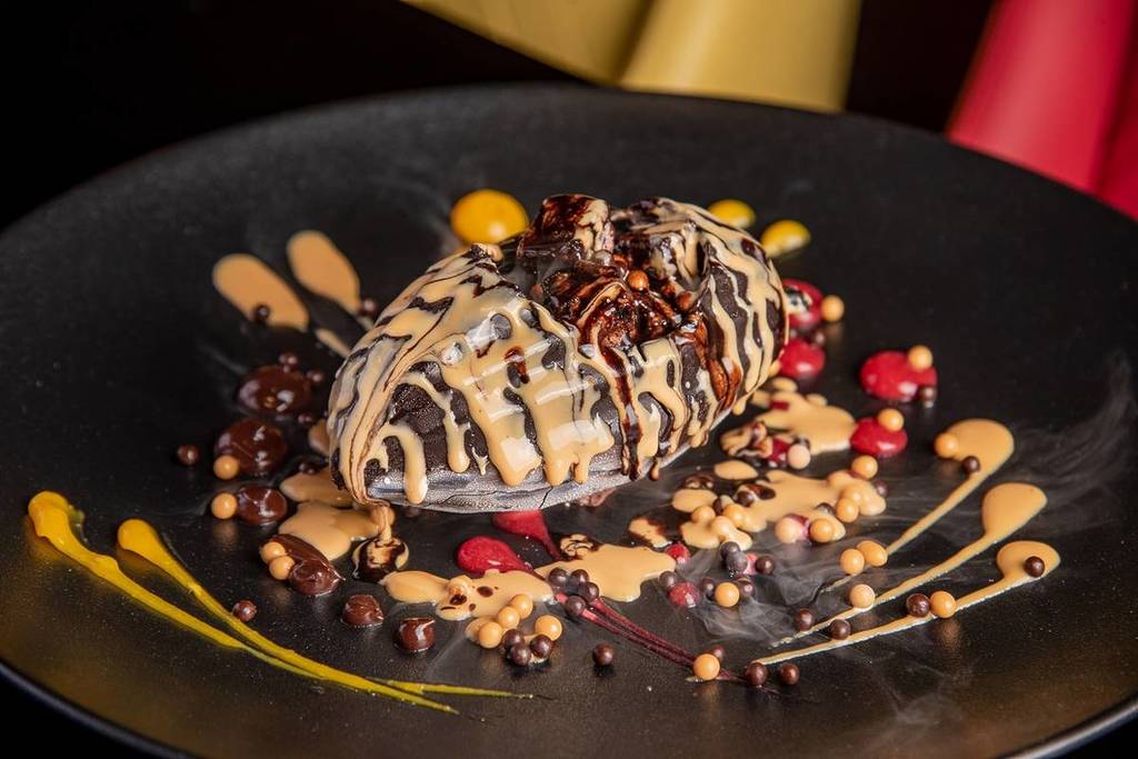 Die Schokoladenexplosion im Carnvial by Tresind ist eines der besten Schokoladendesserts in Dubai