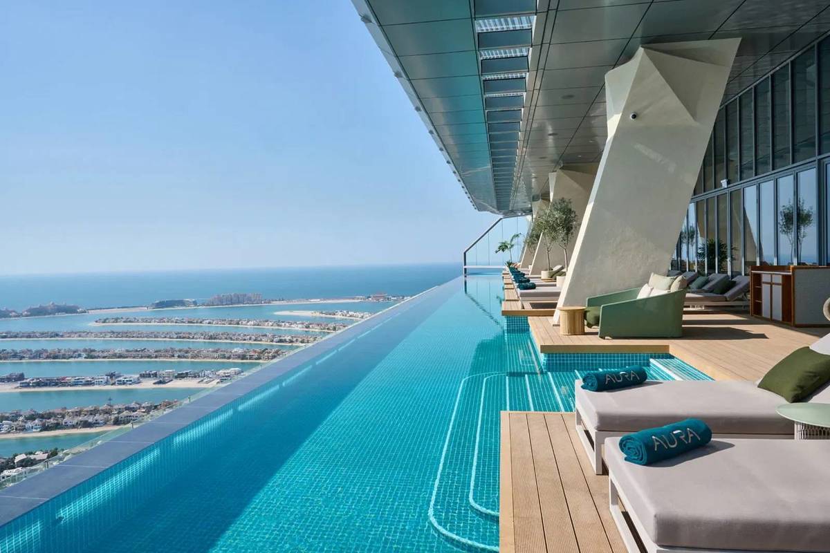 Aura Skypool nachtzwemmen alleen voor dames op Vrouwendag
