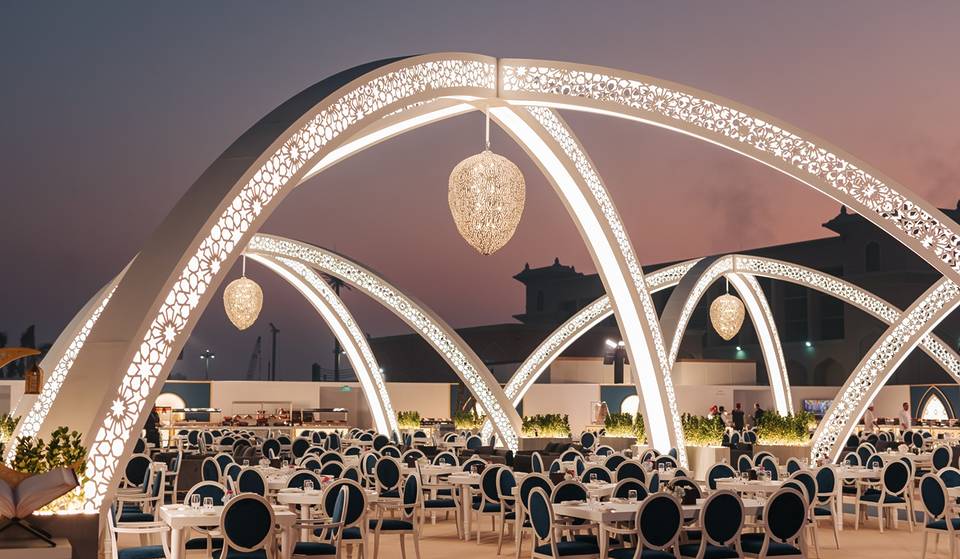 La tente du ramadan la plus attendue est arrivée : Asateer dévoile les horaires, les prix et bien plus encore pour l&rsquo;iftar et le suhoor du ramadan