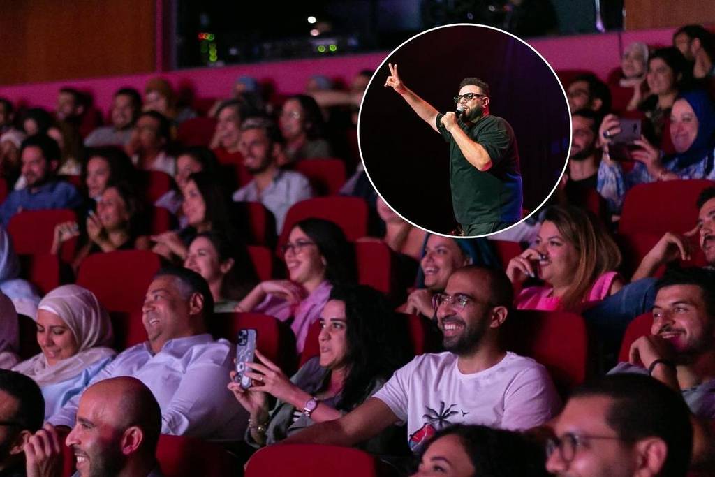 Festival de la comédie de Dubaï Image principale montrant des gens qui rient pendant le spectacle et image en médaillon de Mo Amer en train de se produire.